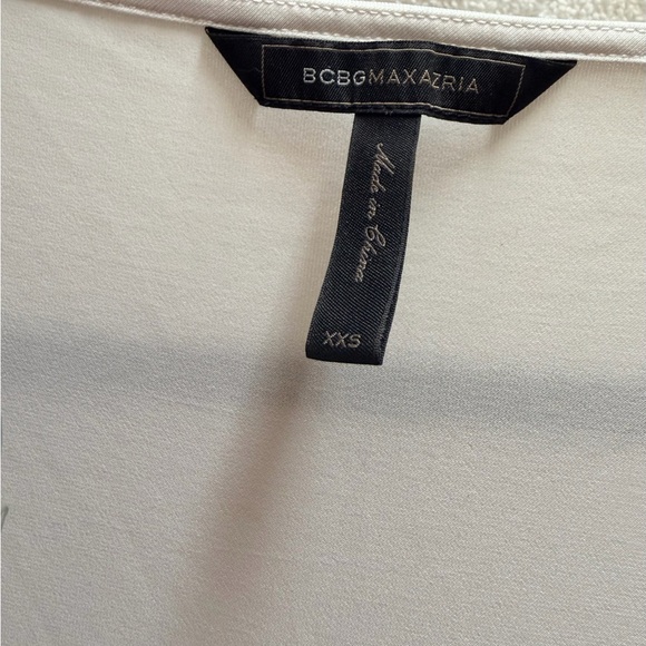 BCBG MAXAZRIA Colorblock V-Neck Dress with soft stretchy fabric and belt. - Picture 4 of 4